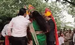 स्वतंत्रता दिवस समारोह में चक्कर खाकर मंच पर गिरे स्वास्थ्य मंत्री स्वतंत्रता दिवस समारोह में चक्कर खाकर मंच पर गिरे स्वास्थ्य मंत्री