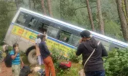 सड़क से उतरकर खाई में गिरी बस पेड़ पर लटककर बनी हिंडोला सड़क से उतरकर खाई में गिरी बस पेड़ पर लटककर बनी हिंडोला