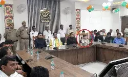 मंत्री की हनक-दादा मंत्री के साथ पोते भी बैठे PCS की बगल में कुर्सी पर मंत्री की हनक-दादा मंत्री के साथ पोते भी बैठे PCS की बगल में कुर्सी पर