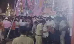 थिएटर के बाहर पुलिस का लाठीचार्ज-दौड़ा दौड़ा कर ली खबर