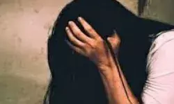 लड़की छेड़ने को लेकर खूनी संघर्ष- कई के फूटे सिर- दो वर्गों के बीच तनाव