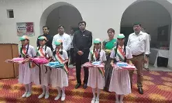 डीएम ने किया ध्वजारोहण- दिलाई ईमानदारी और देश सेवा की शपथ