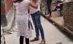 शोहदे को बीच सड़क लड़की ने पहनाई जूतों की माला- गाल पर दनादन.. शोहदे को बीच सड़क लड़की ने पहनाई जूतों की माला- गाल पर दनादन..