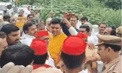 सपा कैंडिडेट के नामांकन में बवाल- रोकने पर पुलिस के साथ झड़प