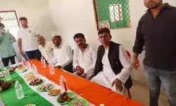 मदरसे में तिरंगा बिछाकर परोसा गया नाश्ता- वायरल होते ही मची खलबली मदरसे में तिरंगा बिछाकर परोसा गया नाश्ता- वायरल होते ही मची खलबली
