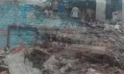 माचिस जलाते ही हुआ धमाका- सिलेंडर में ब्लास्ट से उड़ा घर- मां बेटे की.