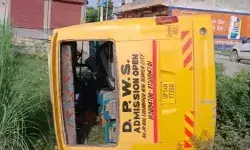 बैक करते समय गड्ढे में पलटी स्कूल बस- बच्चों में मची चीख पुकार बैक करते समय गड्ढे में पलटी स्कूल बस- बच्चों में मची चीख पुकार