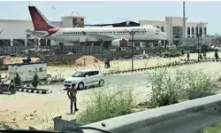 हवाई जहाज देखने के चक्कर में गई मां बेटे की जान- ट्रक में घुसी बाइक