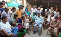 बिजली चोरी पकड़ने पहुंची विजिलेंस टीम चोर समझ बनाई बंधक बिजली चोरी पकड़ने पहुंची विजिलेंस टीम चोर समझ बनाई बंधक