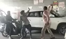 हॉर्न बजने को लेकर चली बेल्ट- होमगार्ड व युवकों में हुई खूब मारपीट हॉर्न बजने को लेकर चली बेल्ट- होमगार्ड व युवकों में हुई खूब मारपीट