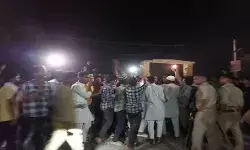 बरेली में फिर बवाल- धार्मिक टिप्पणी से उबाल- आरोपी का घर थाना घेरा बरेली में फिर बवाल- धार्मिक टिप्पणी से उबाल- आरोपी का घर थाना घेरा