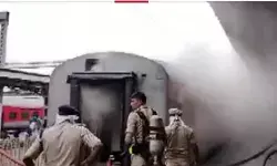 उद्यान एक्सप्रेस में लगी आग- स्टेशन पर धुआं देख मचा हड़कंप