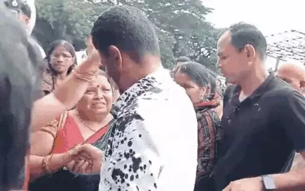 सीएम के निजी सचिव एवं जिलाधिकारी पर फेंकी स्याही- आरोपी अरेस्ट सीएम के निजी सचिव एवं जिलाधिकारी पर फेंकी स्याही- आरोपी अरेस्ट