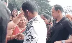 सीएम के निजी सचिव एवं जिलाधिकारी पर फेंकी स्याही- आरोपी अरेस्ट सीएम के निजी सचिव एवं जिलाधिकारी पर फेंकी स्याही- आरोपी अरेस्ट