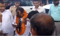 प्रचार करने पहुंचे BJP प्रत्याशी पर फेंकी स्याही- माला के स्थान पर.. प्रचार करने पहुंचे BJP प्रत्याशी पर फेंकी स्याही- माला के स्थान पर..