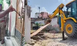 सरेआम वकील को गोली से भूनने वाले सिराज के घर चला बुलडोजर