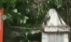 तेज बारिश में ढह गया प्रसिद्ध टपकेश्वर महादेव मंदिर का हिस्सा तेज बारिश में ढह गया प्रसिद्ध टपकेश्वर महादेव मंदिर का हिस्सा