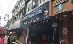 सौ साल पुराने नमकीन भंडार में लगी भीषण आग- लाखों का माल खाक