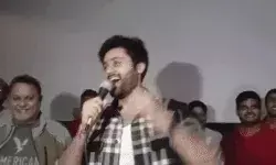 गदर2 के डायरेक्टर व अभिनेता को ब्लैक में टिकट लेकर देखनी पड़ी फिल्म गदर2 के डायरेक्टर व अभिनेता को ब्लैक में टिकट लेकर देखनी पड़ी फिल्म