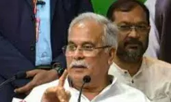 प्रेसवार्ता में सीएम के पैर के नीचे निकला सांप- मची अफरा तफरी प्रेसवार्ता में सीएम के पैर के नीचे निकला सांप- मची अफरा तफरी