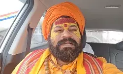 स्वामी प्रसाद के ऊपर जूता फेंकने वाले को अब मिलेगा इनाम