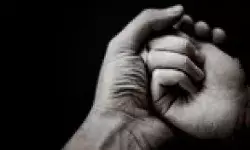 बेटी को कमरे में प्रेमी के साथ बंद देख बाप ने खोया आपा और दोनों को..