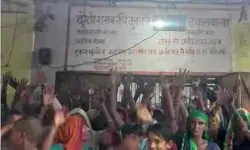 शराब के ठेके पर महिलाओं का धावा-पति सारी मजदूरी देते हैं उड़ा