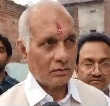 ट्रेन पकड़ने की जल्दी में मंत्री जी ने प्लेटफार्म के भीतर ही घुसा दी कार ट्रेन पकड़ने की जल्दी में मंत्री जी ने प्लेटफार्म के भीतर ही घुसा दी कार