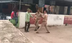 पुलिस की गिरफ्त से भागे इनामी को एनकाउंटर का खौफ- किया सरेंडर पुलिस की गिरफ्त से भागे इनामी को एनकाउंटर का खौफ- किया सरेंडर
