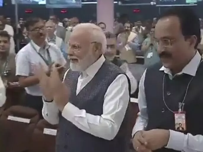 इसरो के वैज्ञानिकों से मुलाकात के दौरान बोलते हुए भावुक हुए PM मोदी