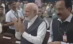 इसरो के वैज्ञानिकों से मुलाकात के दौरान बोलते हुए भावुक हुए PM मोदी इसरो के वैज्ञानिकों से मुलाकात के दौरान बोलते हुए भावुक हुए PM मोदी