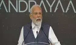 इसरो वैज्ञानिकों से मुलाकात में खुशी के आंसुओं को रोक नहीं पाये मोदी इसरो वैज्ञानिकों से मुलाकात में खुशी के आंसुओं को रोक नहीं पाये मोदी