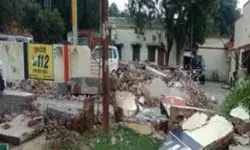 माफियाओं के बाद अब थाने पर चला बाबा का बुलडोजर- किया गया जमींदोज माफियाओं के बाद अब थाने पर चला बाबा का बुलडोजर- किया गया जमींदोज