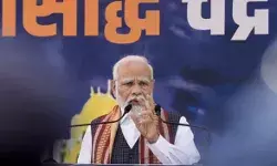 पीएम के संबोधन के दौरान बेहोश होकर धडाम से गिरा व्यक्ति पीएम के संबोधन के दौरान बेहोश होकर धडाम से गिरा व्यक्ति