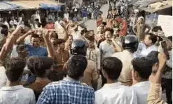 शोहदों का साहस- बहन से छेड़छाड़ के विरोध पर भाई की पीट पीटकर.. शोहदों का साहस- बहन से छेड़छाड़ के विरोध पर भाई की पीट पीटकर..