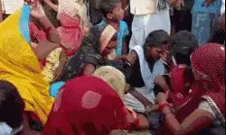 बहन से छेड़छाड़ के विरोध पर भाई की हत्या- भीड़ का थाने पर बवाल बहन से छेड़छाड़ के विरोध पर भाई की हत्या- भीड़ का थाने पर बवाल