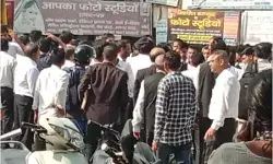 हापुड़ में जाम लगा रहे वकीलों की पुलिस से भिड़ंत- लाठी बजाकर खदेड़े हापुड़ में जाम लगा रहे वकीलों की पुलिस से भिड़ंत- लाठी बजाकर खदेड़े