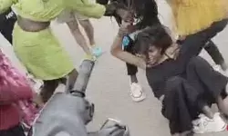 वर्चस्व की जंग में बीच सड़क भिडी लड़कियां- जमकर की फाइट वर्चस्व की जंग में बीच सड़क भिडी लड़कियां- जमकर की फाइट