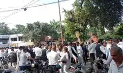 वकीलों पर लाठी चार्ज के विरोध में अधिवक्ताओं का प्रदर्शन वकीलों पर लाठी चार्ज के विरोध में अधिवक्ताओं का प्रदर्शन