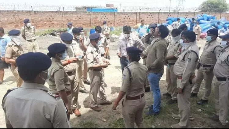 फैक्ट्री में गैस रिसाव के कारण तीन भाइयों सहित पांच लोगों की हुई ... फैक्ट्री में गैस रिसाव के कारण तीन भाइयों सहित पांच लोगों की हुई ...