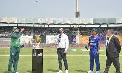 शुरू में फंसी पाक टीम को कप्तान और इफितखार ने उभारा - टारगेट 343 शुरू में फंसी पाक टीम को कप्तान और इफितखार ने उभारा - टारगेट 343