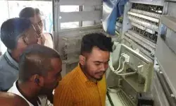 नॉर्थ ईस्ट एक्सप्रेस के एक पैनल में लगी आग- धुआं निकलते ही कोच में.. नॉर्थ ईस्ट एक्सप्रेस के एक पैनल में लगी आग- धुआं निकलते ही कोच में..