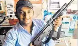 कासिम ने एक-47 के साथ खिंचवाई फोटो- वायरल होते ही ले गई पुलिस कासिम ने एक-47 के साथ खिंचवाई फोटो- वायरल होते ही ले गई पुलिस