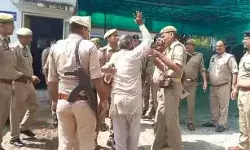 पत्नी के साथ SSP दफ्तर पर पूर्व सैनिक की आत्मदाह की कोशिश पत्नी के साथ SSP दफ्तर पर पूर्व सैनिक की आत्मदाह की कोशिश
