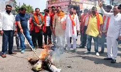 शव यात्रा निकालकर क्रांति सेना ने फूंका स्वामी प्रसाद मौर्य का पुतला शव यात्रा निकालकर क्रांति सेना ने फूंका स्वामी प्रसाद मौर्य का पुतला
