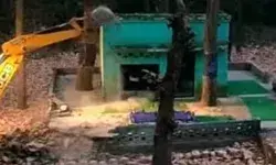 ऋषियों की भूमि है ऋषिकेश मजार भूमि नहीं और बजा दिया हथौड़ा ऋषियों की भूमि है ऋषिकेश मजार भूमि नहीं और बजा दिया हथौड़ा