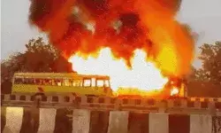 हिंसक हुआ मराठा आंदोलन- पुलिस पर पथराव- बसों में आग- हाईवे जाम हिंसक हुआ मराठा आंदोलन- पुलिस पर पथराव- बसों में आग- हाईवे जाम