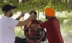 पकड़े गए चोर की पिटाई के बजाय गले में हार डालकर किया स्वागत पकड़े गए चोर की पिटाई के बजाय गले में हार डालकर किया स्वागत