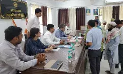 DM ने BDO को लगाई फटकार- बोले नहीं होगी लापरवाही बर्दाश्त DM ने BDO को लगाई फटकार- बोले नहीं होगी लापरवाही बर्दाश्त