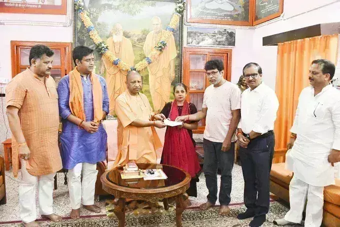 CM योगी ने महिला व्यवसायी को दिया पांच लाख का सहायता चैक